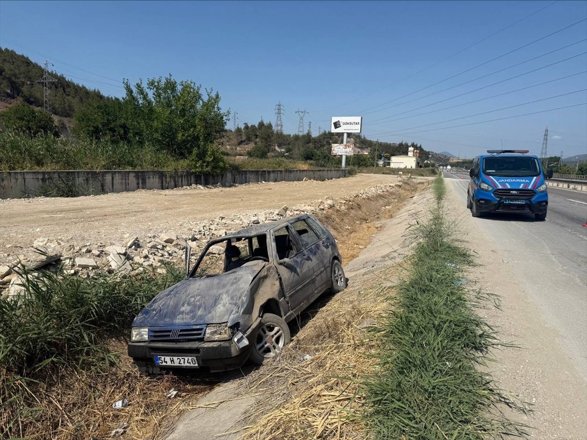 Bilecik'te otomobilin yol kenarındaki su tahliye kanalına devrilmesi sonucu 2'si çocuk 5 kişi...