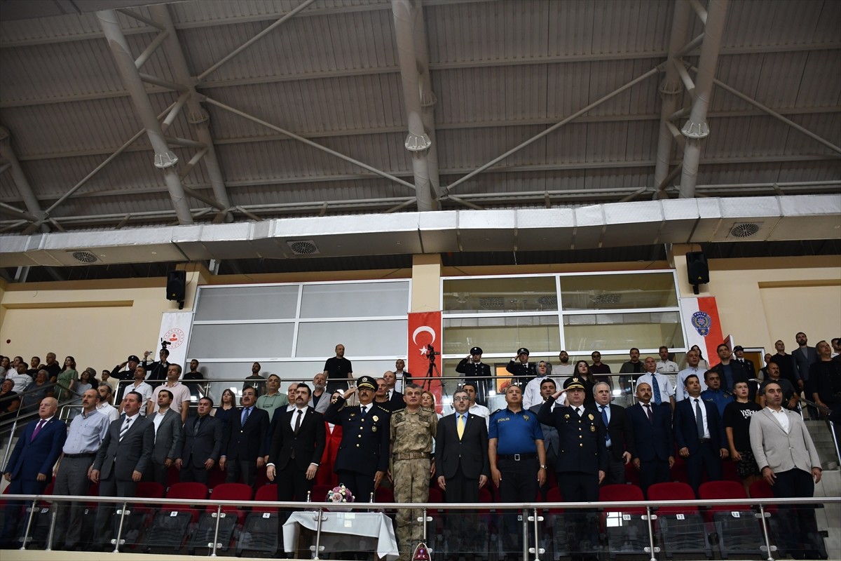 Bilecik Polis Meslek Eğitim Merkezi'nde (POMEM) eğitimlerini tamamlayan polis adayları için yemin...