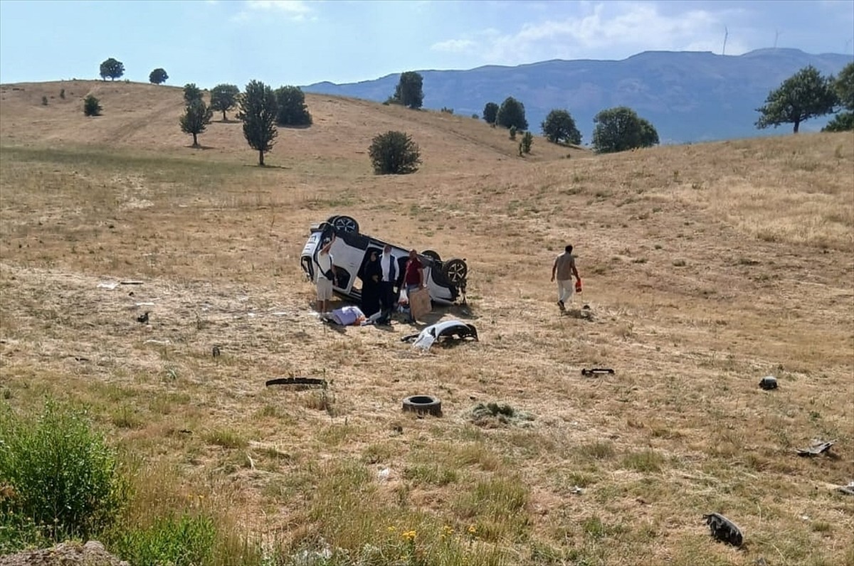 Bingöl’ün Karlıova ilçesinde hafif ticari aracın devrildiği kazada 6 yaşındaki çocuk hayatını...