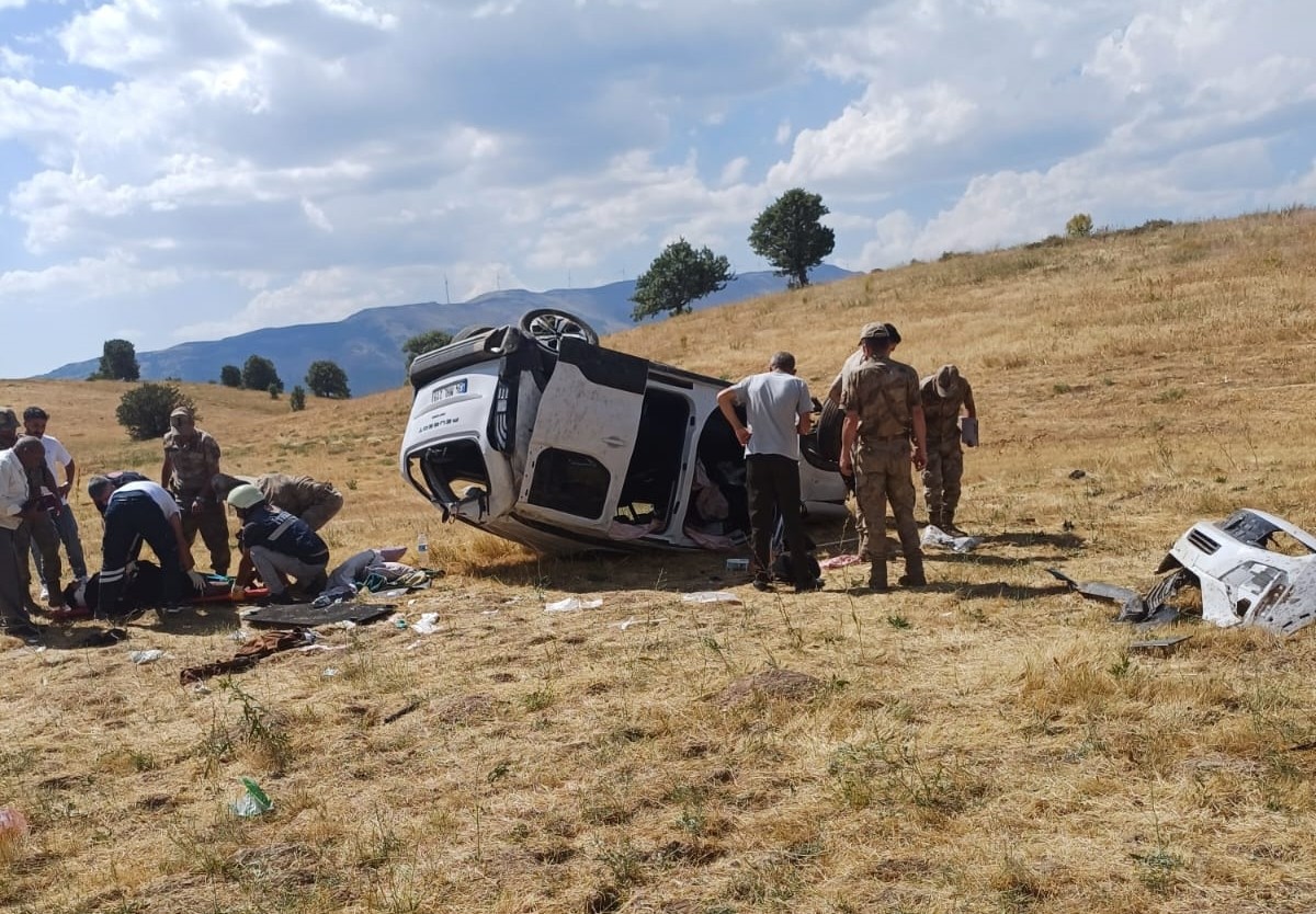 Bingöl’ün Karlıova ilçesinde hafif ticari aracın devrildiği kazada 6 yaşındaki çocuk hayatını...