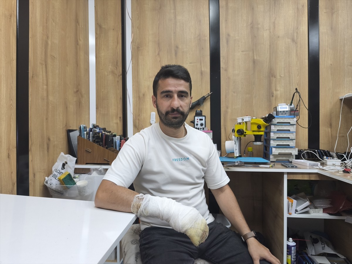 Bingöl’ün Solhan ilçesindeki iş yerinde cep telefonu tamiri yapan Enes Akgül, müşterisinin...