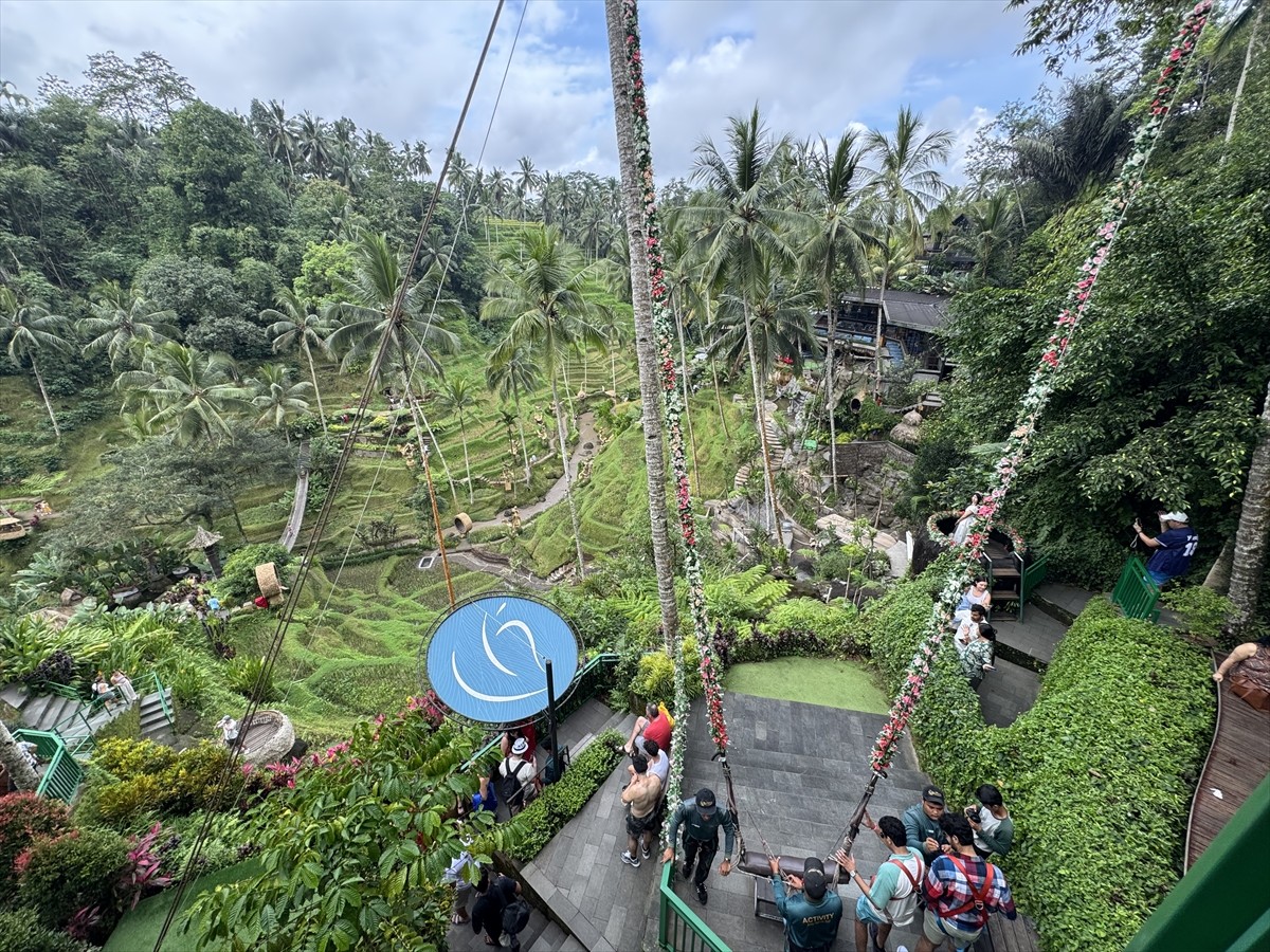 Bir zamanlar sakinliğin ve ruhsal dinginliğin sembolü olan ve "Tanrılar Adası" olarak bilinen...