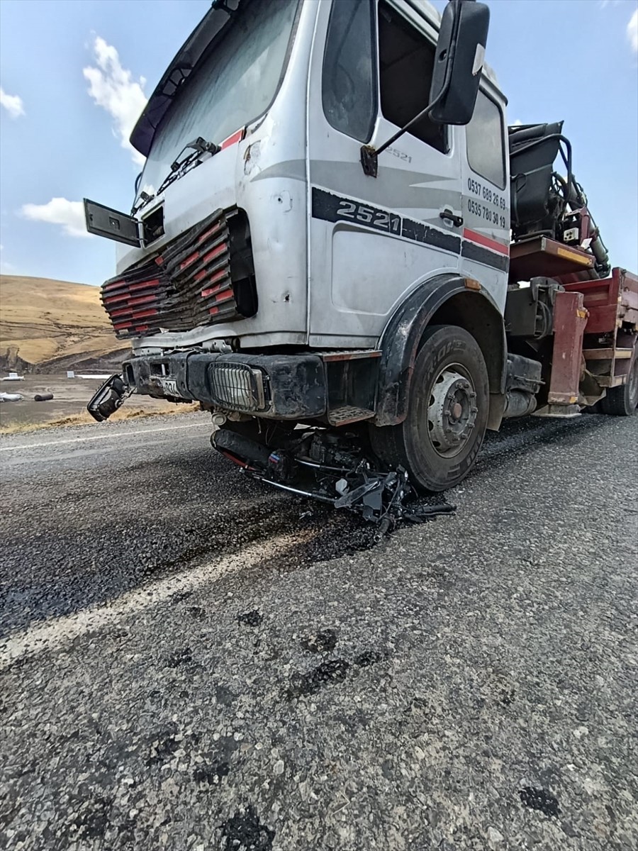  Bitlis'in Güroymak ilçesinde düğün konvoyundaki motosikletin vinçle çarpışması sonucu gelinin...