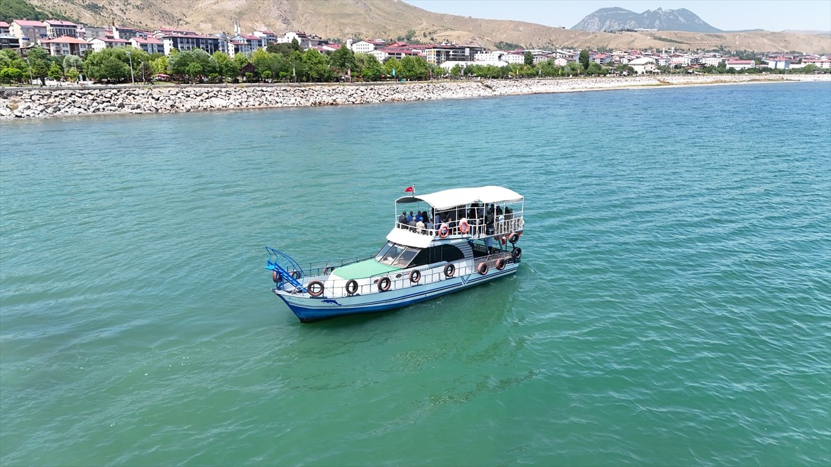 Bitlis'in Tatvan ilçesinde Denizcilik ve Kabotaj Bayramı dolayısıyla etkinlik düzenlendi. Tatvan...