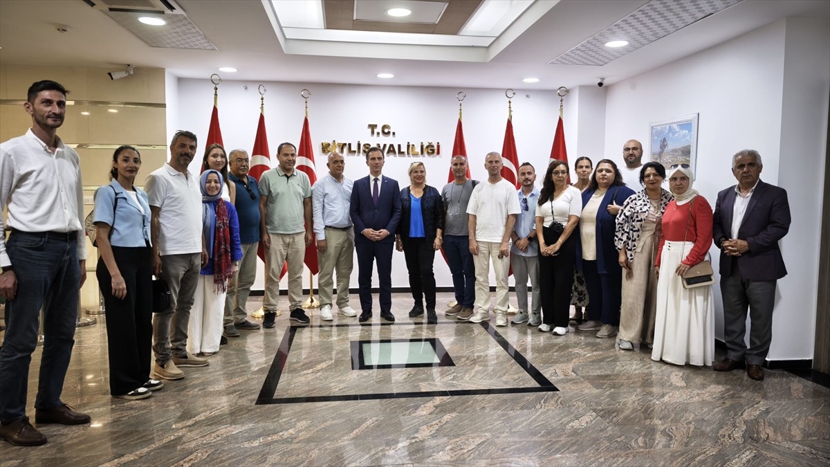 Bitlis'te, Kültür Sanat Muhabirleri Derneğince düzenlenen "6. Medya, Kültür Sanat ve Turizm...