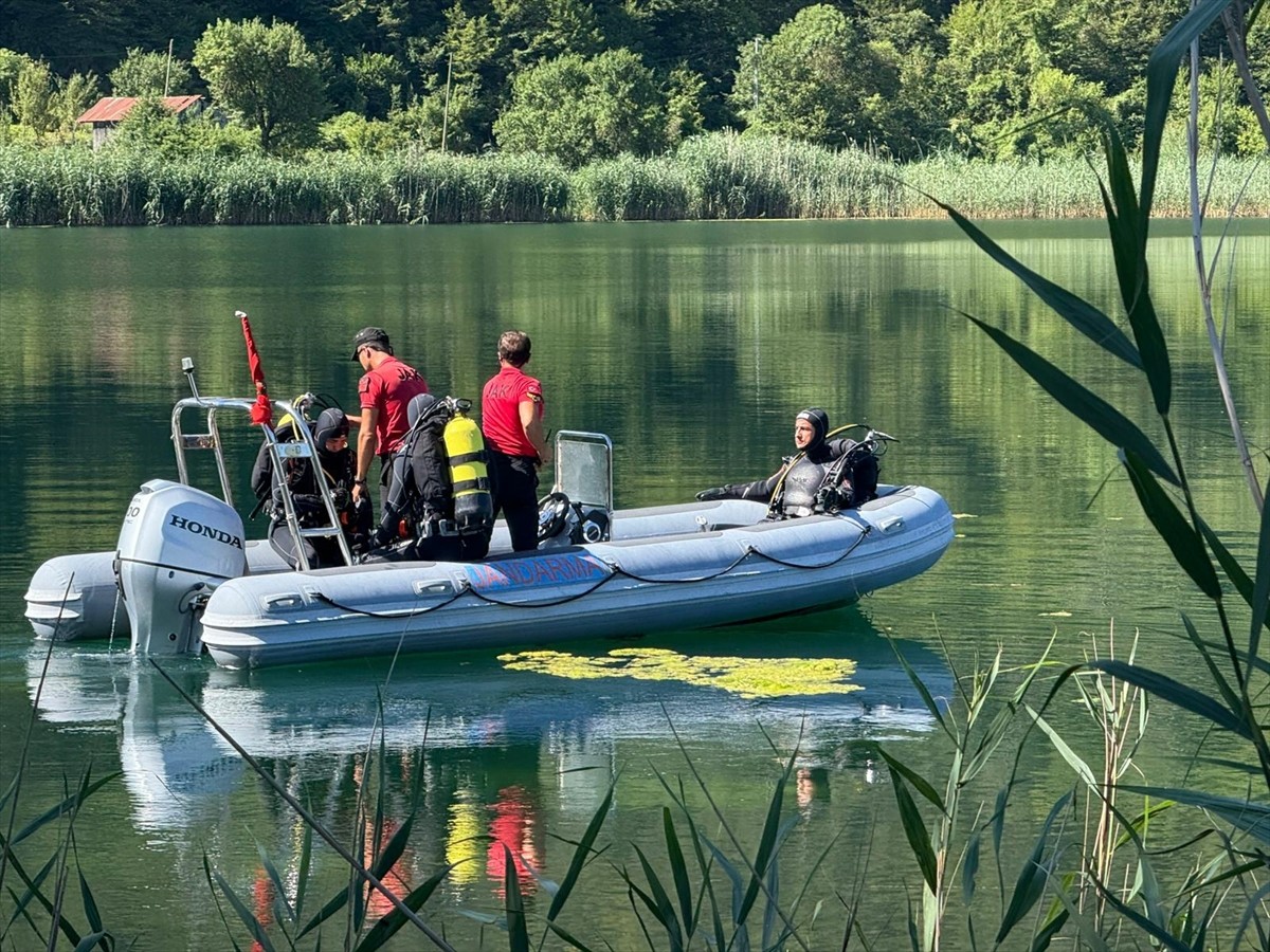 Bolu'nun Mudurnu ilçesinde gölette botu alabora olduktan sonra kaybolan gencin cansız bedeni...