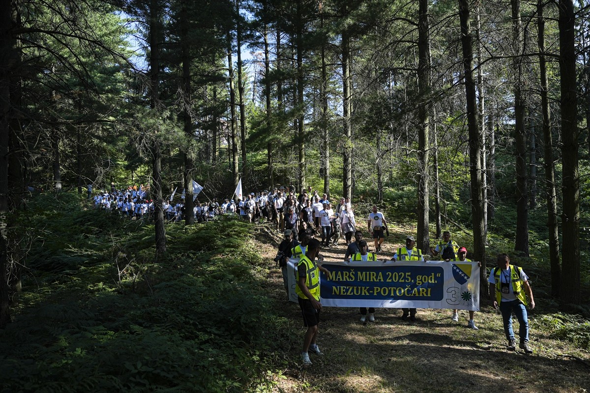 Bosna Hersek'in doğusundaki Srebrenitsa'da 1995'te Sırplar tarafından işlenen soykırımdan...