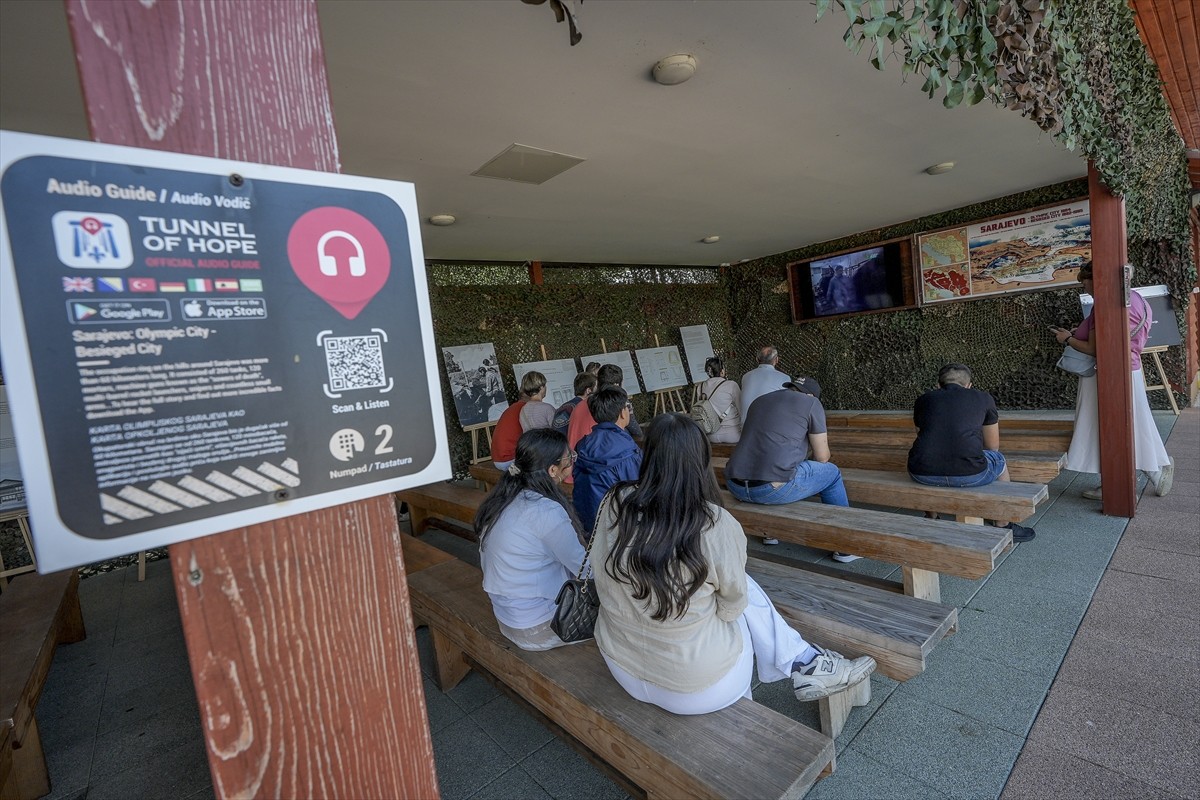 Bosna Hersek'te 1992-1995'teki savaşta kuşatma altında tutulan başkent Saraybosna'nın "dünyaya...