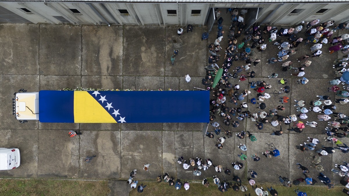Bosna Hersek’in doğusundaki Srebrenitsa’da 1995’te Sırplar tarafından gerçekleştirilen soykırımın...