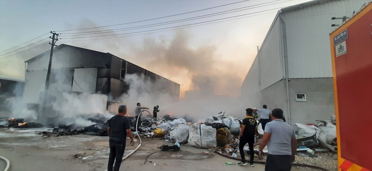 Burdur'un Bucak ilçesinde motosikletten başlayıp bir işletmeye sıçrayan yangın...