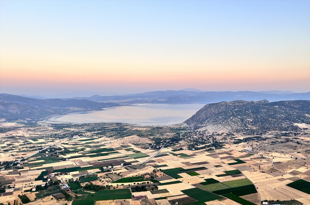 Burdur'un Yeşilova ilçesinde Salda Gölü manzaralı sıcak hava balon turizmi devam ediyor. Turkuaz...