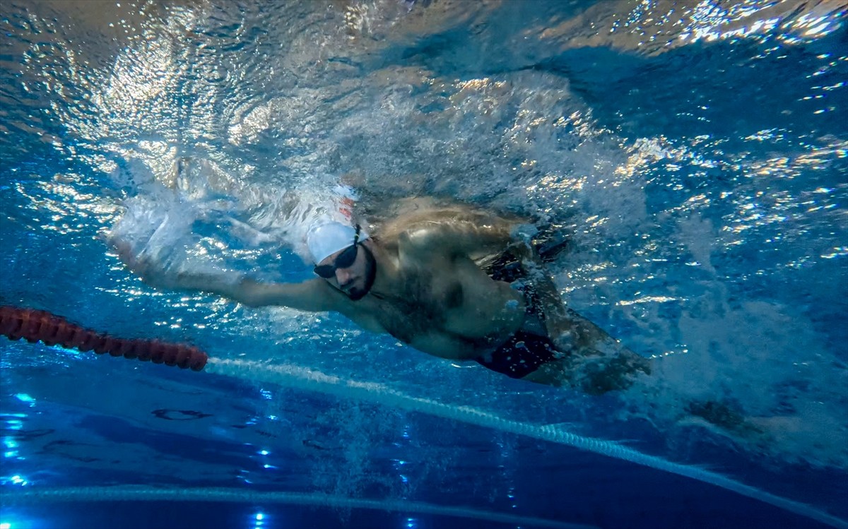 Bursa'da fizik tedavi amacıyla 3 yaşında yüzmeye başlayan paralimpik milli sporcu Serhat Polat...