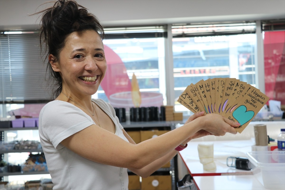 Bursa'da, Kovid-19 salgını döneminde hobi olarak dekoratif mum yapan aynı aileden 3 ortak...