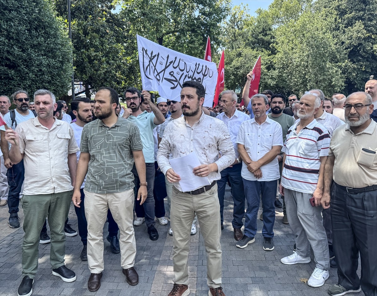 Bursa'da vatandaşlar, Hazreti Muhammed'in karikatür çizimini yayımlayan dergiye tepki gösterdi.