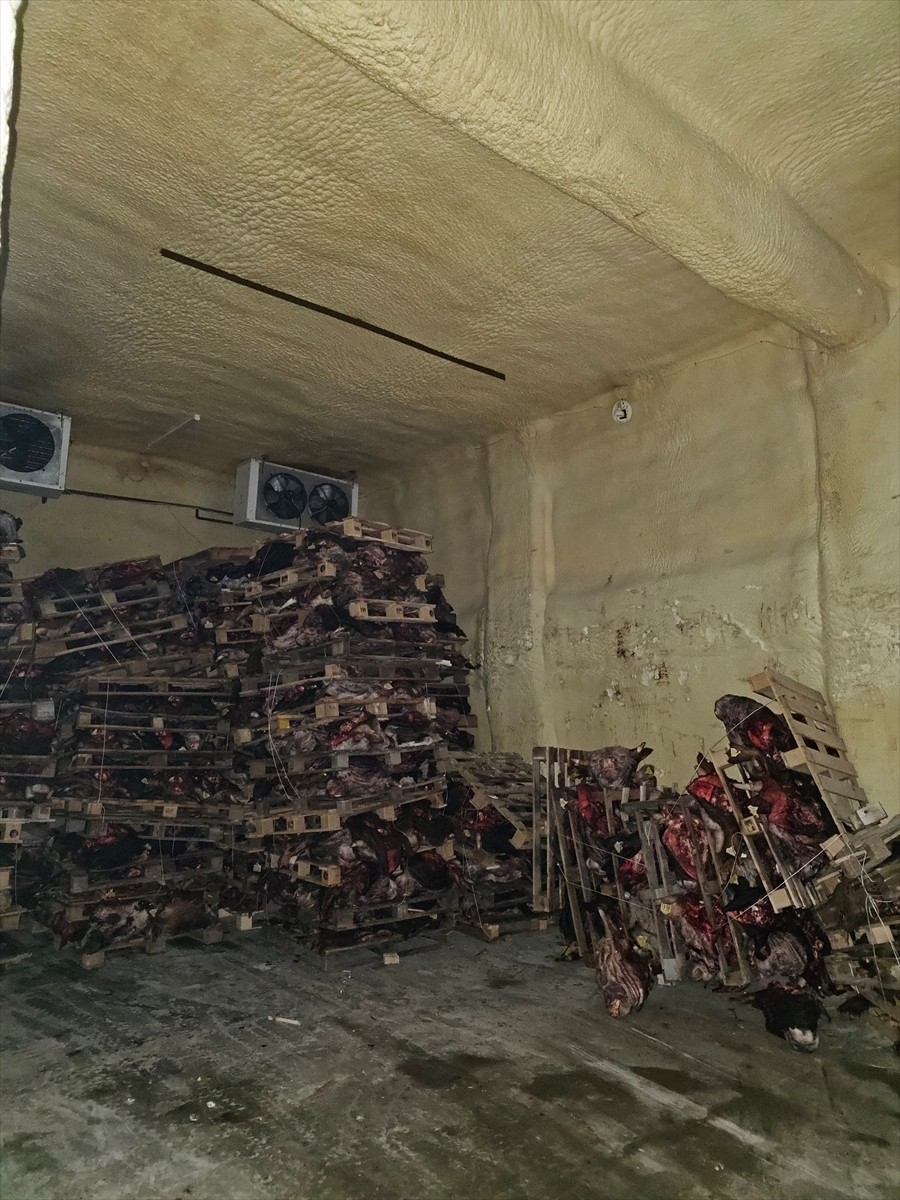 Bursa'nın Gemlik ilçesinde sağlıksız koşullarda et istiflendiği tespit edilen ve ruhsatsız olduğu...