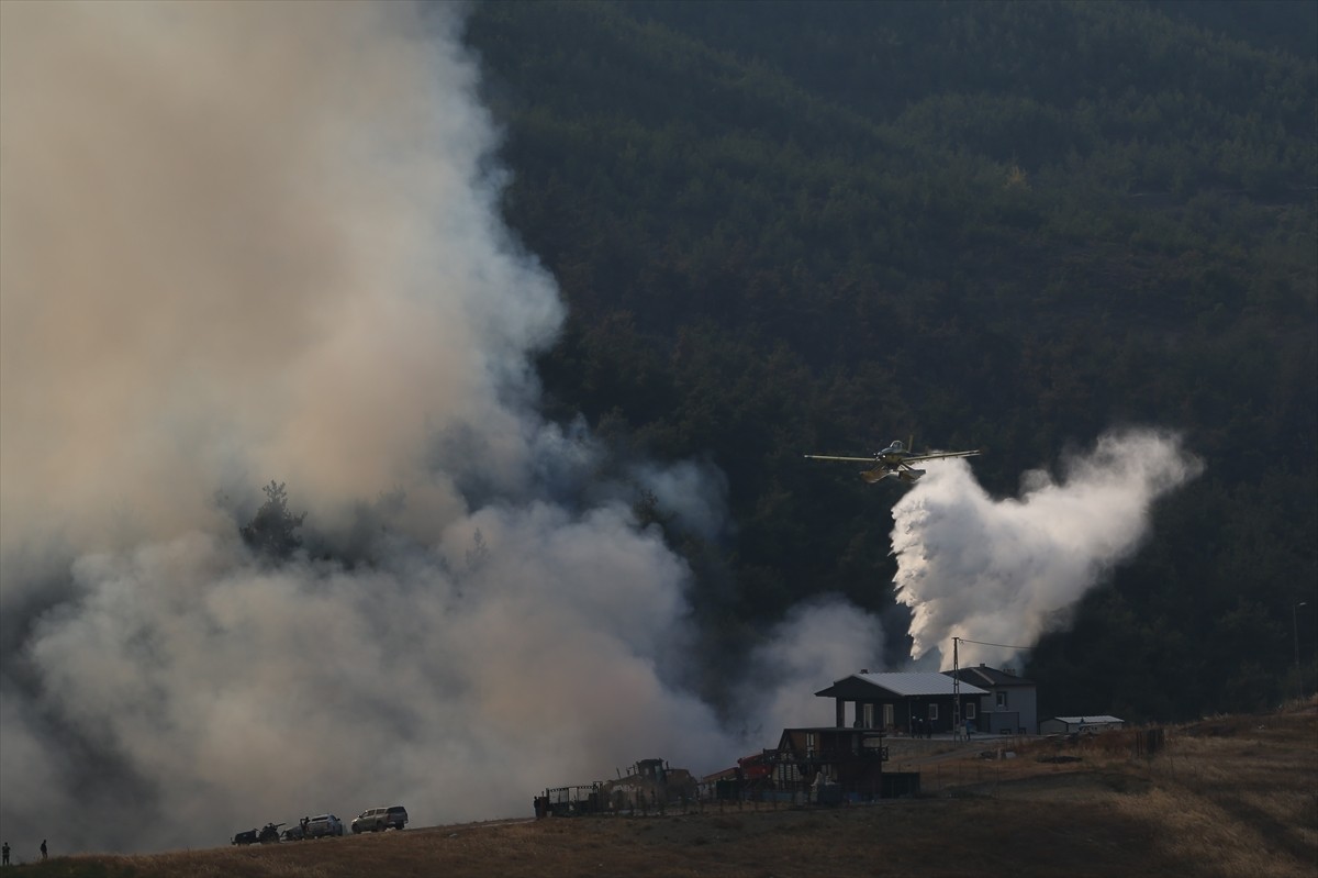Bursa'nın Gürsu ile Kestel ilçeleri arasındaki ormanlık alanda çıkan yangına müdahale, havadan ve...
