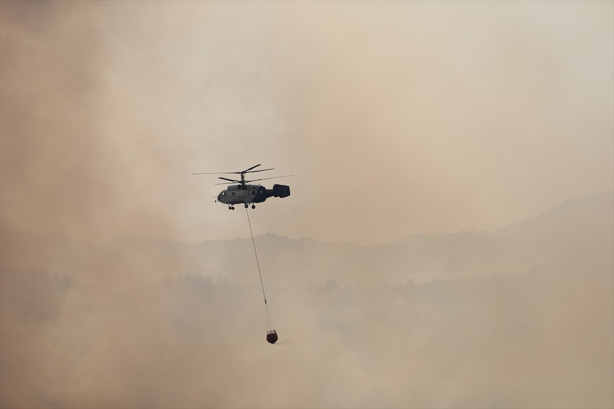 Bursa'nın Gürsu ile Kestel ilçeleri arasındaki ormanlık alanda çıkan yangına müdahale, havadan ve...