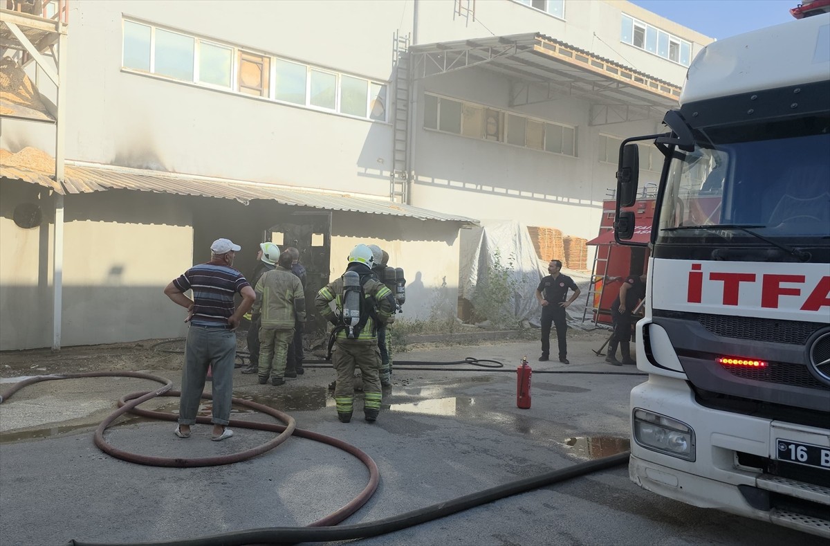 Bursa'nın İnegöl ilçesinde faaliyet gösteren mobilya fabrikasında çıkan yangın, itfaiye...