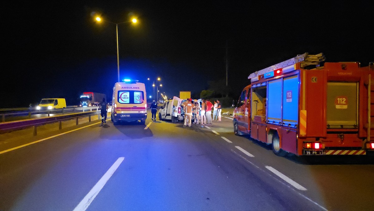 Bursa'nın İnegöl ilçesinde hafif ticari aracın tıra çarpması sonucu 2 kişi ağır...