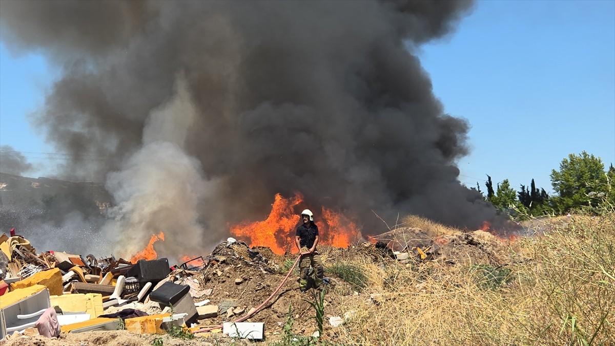Bursa'nın Orhangazi ilçesinde katı atık depolama alanında çıkan yangın, itfaiye ekiplerinin...