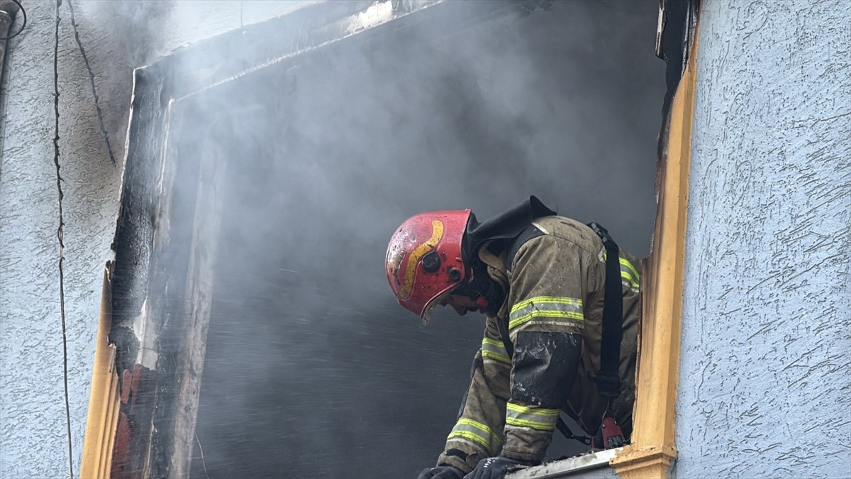 Bursa'nın Osmangazi ilçesinde bir dairede çıkan yangında dumandan etkilenen ev sahibi hastaneye...