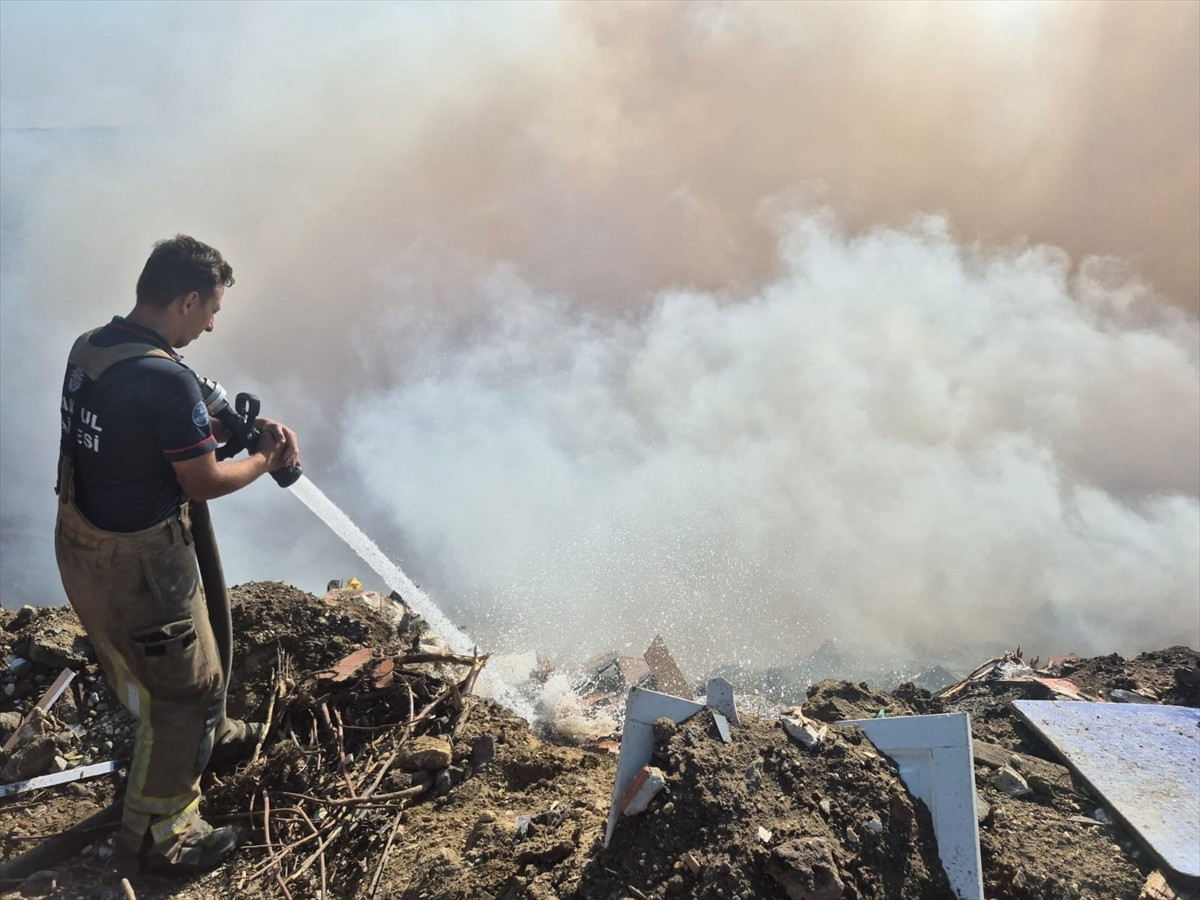 Büyükçekmece'de otluk alanda çıkan yangın itfaiye ekiplerince söndürüldü.