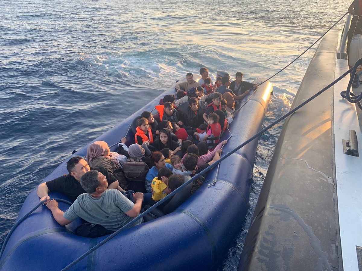 Çanakkale'nin Ayvacık ilçesinde 38 düzensiz göçmen yakalandı.