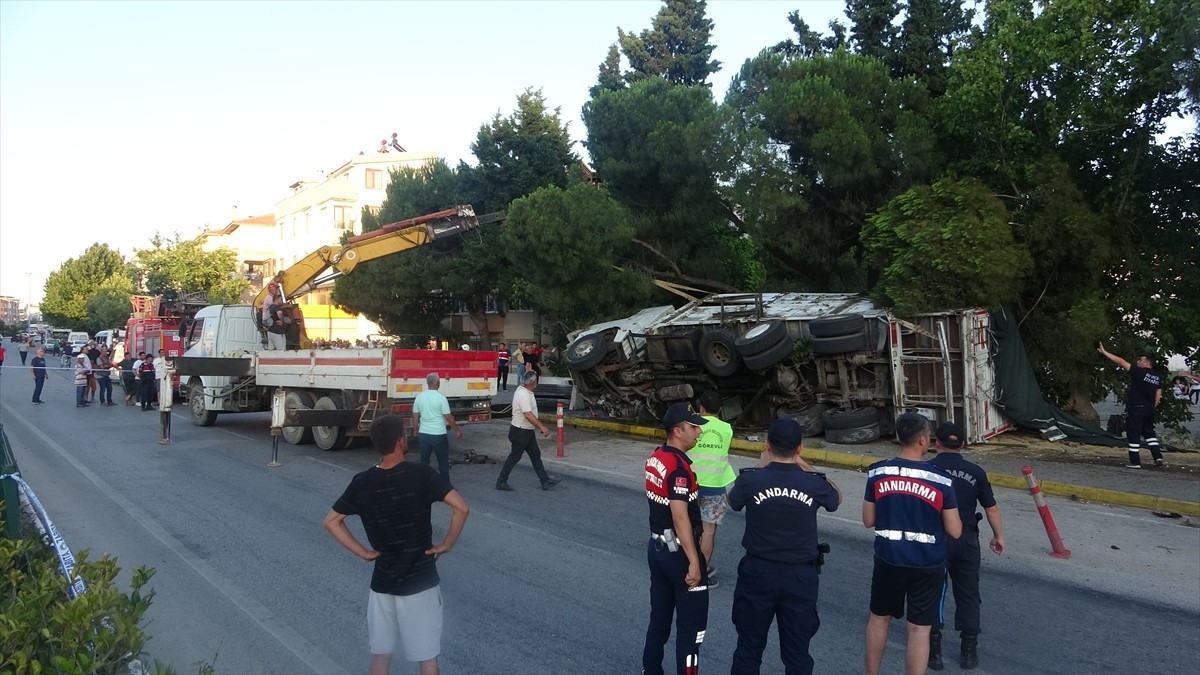 Çanakkale'nin Ayvacık ilçesine bağlı Küçükkuyu beldesinde seyir halindeyken freni patlayan...