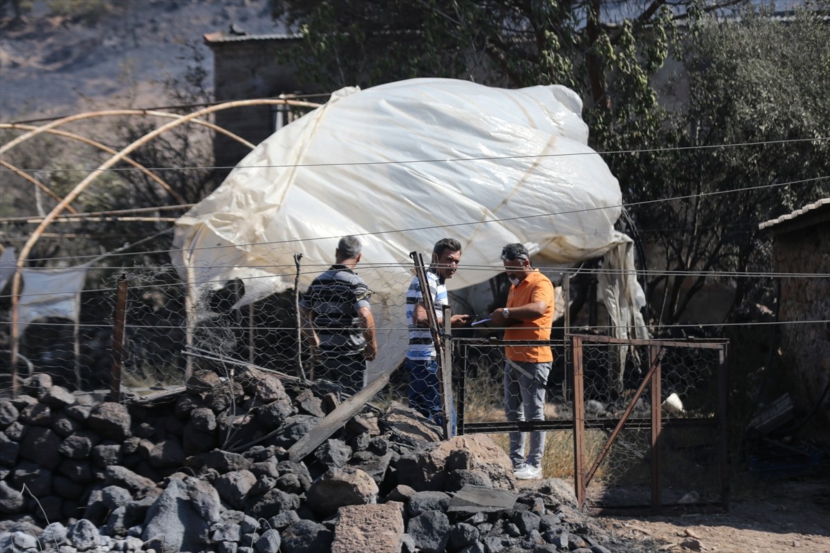 Çanakkale'nin Ayvacık ilçesine bağlı Naldöken köyünde çıkan ve rüzgarın etkisiyle çevre köylere de...