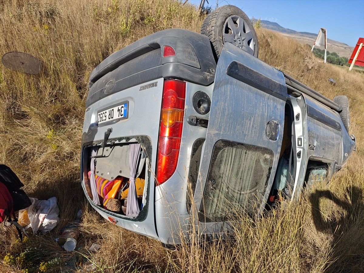 Çankırı'nın Çerkeş ilçesinde devrilen hafif ticari araçta bulunan 1 kişi öldü, 2 kişi...