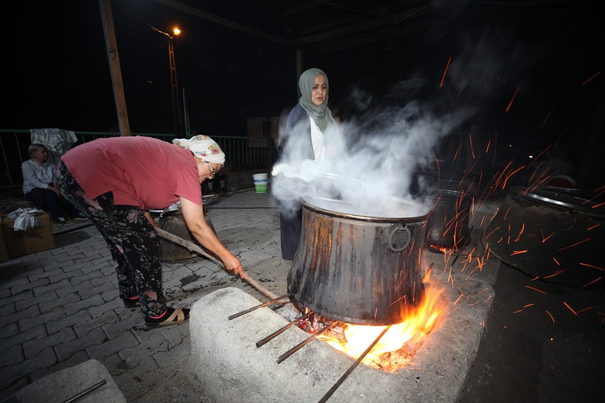 Çankırı'nın Ilgaz ilçesine bağlı Belören'de köylüler, imece usulüyle keşkek yapma geleneğini...