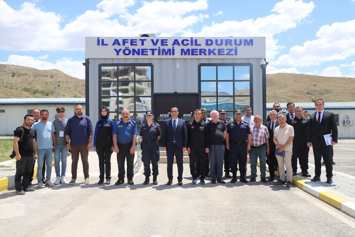 Çankırı Valisi Mustafa Fırat Taşolar, Afet ve Acil Durum Yönetimi Merkezi Toplantı Salonu'nda...