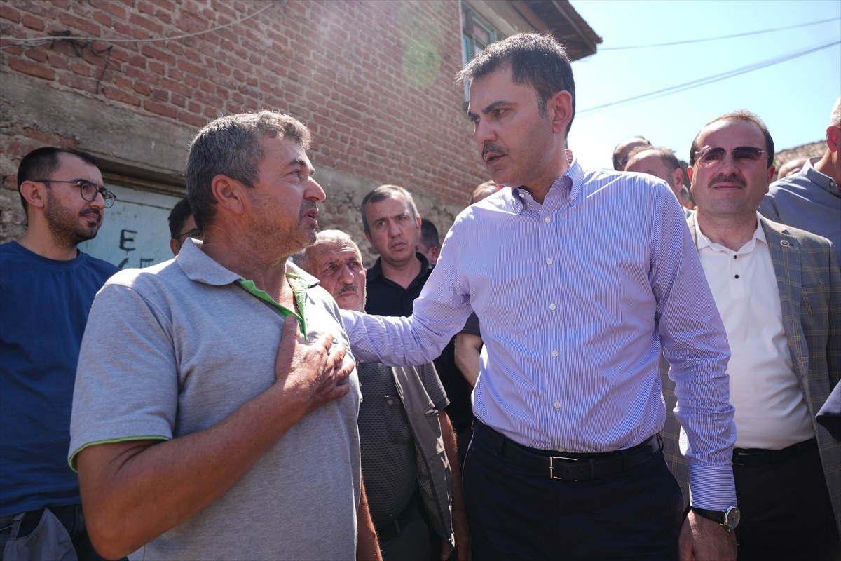 Çevre, Şehircilik ve İklim Değişikliği Bakanı Murat Kurum, İzmir’deki orman yangınlarına yönelik...