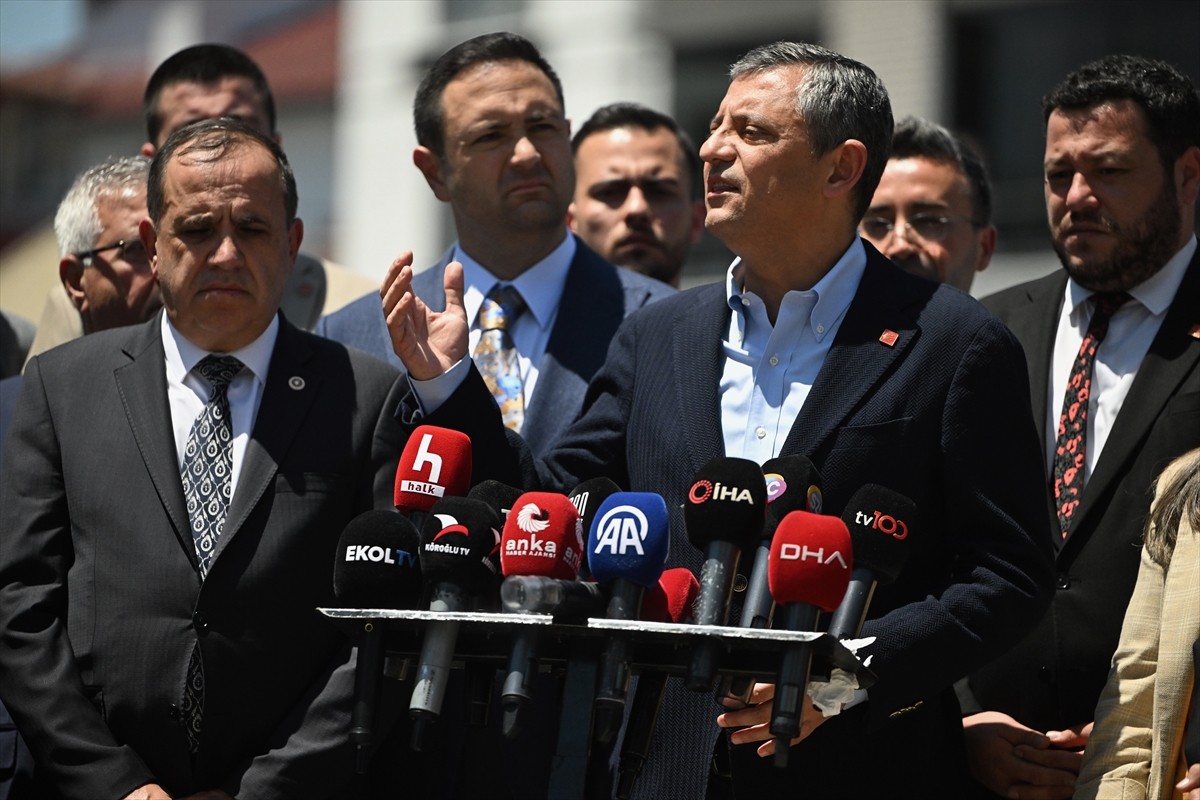 CHP Genel Başkanı özgür Özel, Bolu Kartalkaya Kayak Merkezi'nde 78 kişini hayatını kaybettiği, 133...