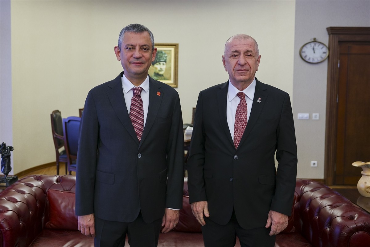 CHP Genel Başkanı Özgür Özel, CHP Genel Merkezi'nde, Zafer Partisi Genel Başkanı Ümit Özdağ ve...