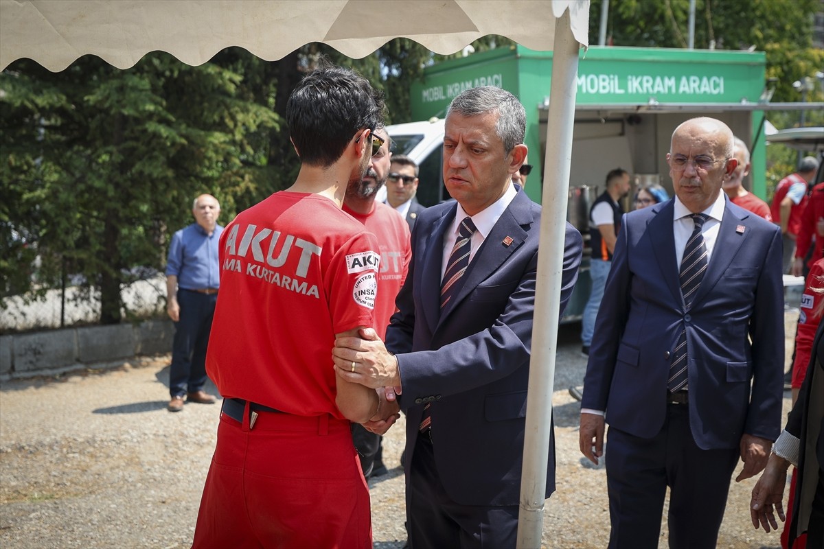 CHP Genel Başkanı Özgür Özel, Eskişehir'in Seyitgazi ilçesindeki orman yangınında şehit olan AKUT...