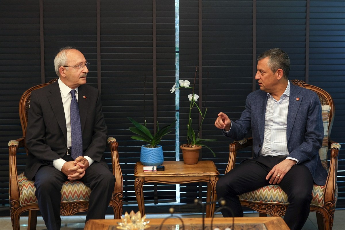 CHP Genel Başkanı Özgür Özel, ikiz kardeşi vefat eden Kemal Kılıçdaroğlu'na taziye ziyaretinde...