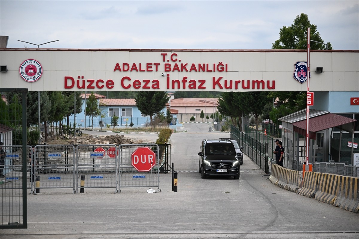 CHP Genel Başkanı Özgür Özel, İstanbul Büyükşehir Belediyesine (İBB) yönelik yolsuzluk...