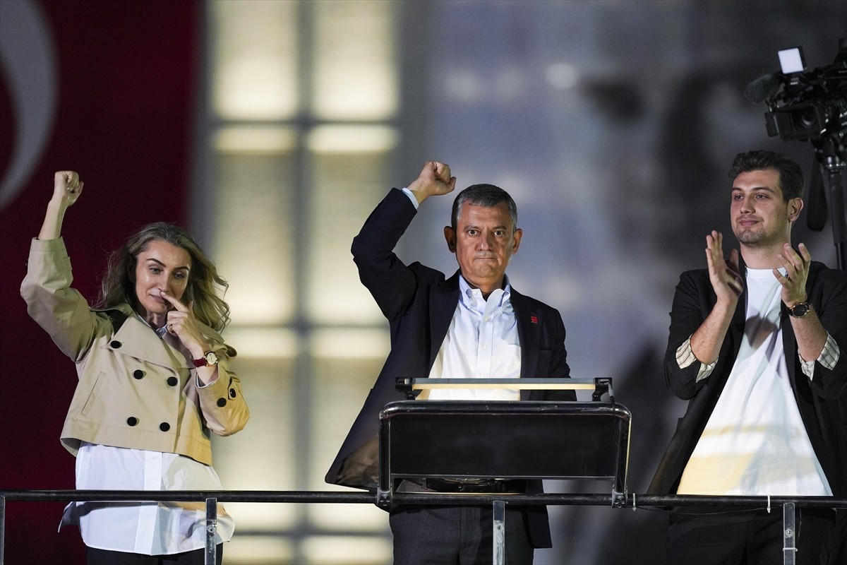 CHP Genel Başkanı Özgür Özel, İstanbul Büyükşehir Belediyesine (İBB) yönelik yolsuzluk ve terör...