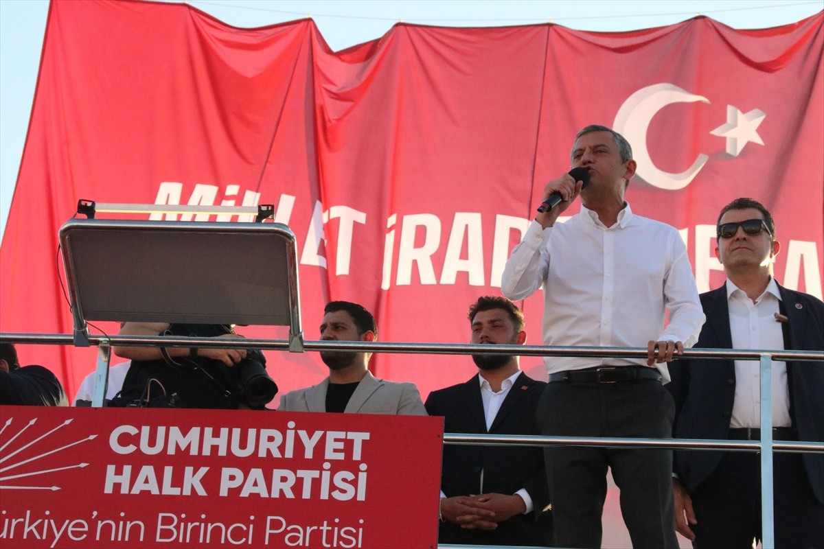 CHP Genel Başkanı Özgür Özel, Malatya Büyükşehir Belediye binasının arkasında "Millet İradesine...