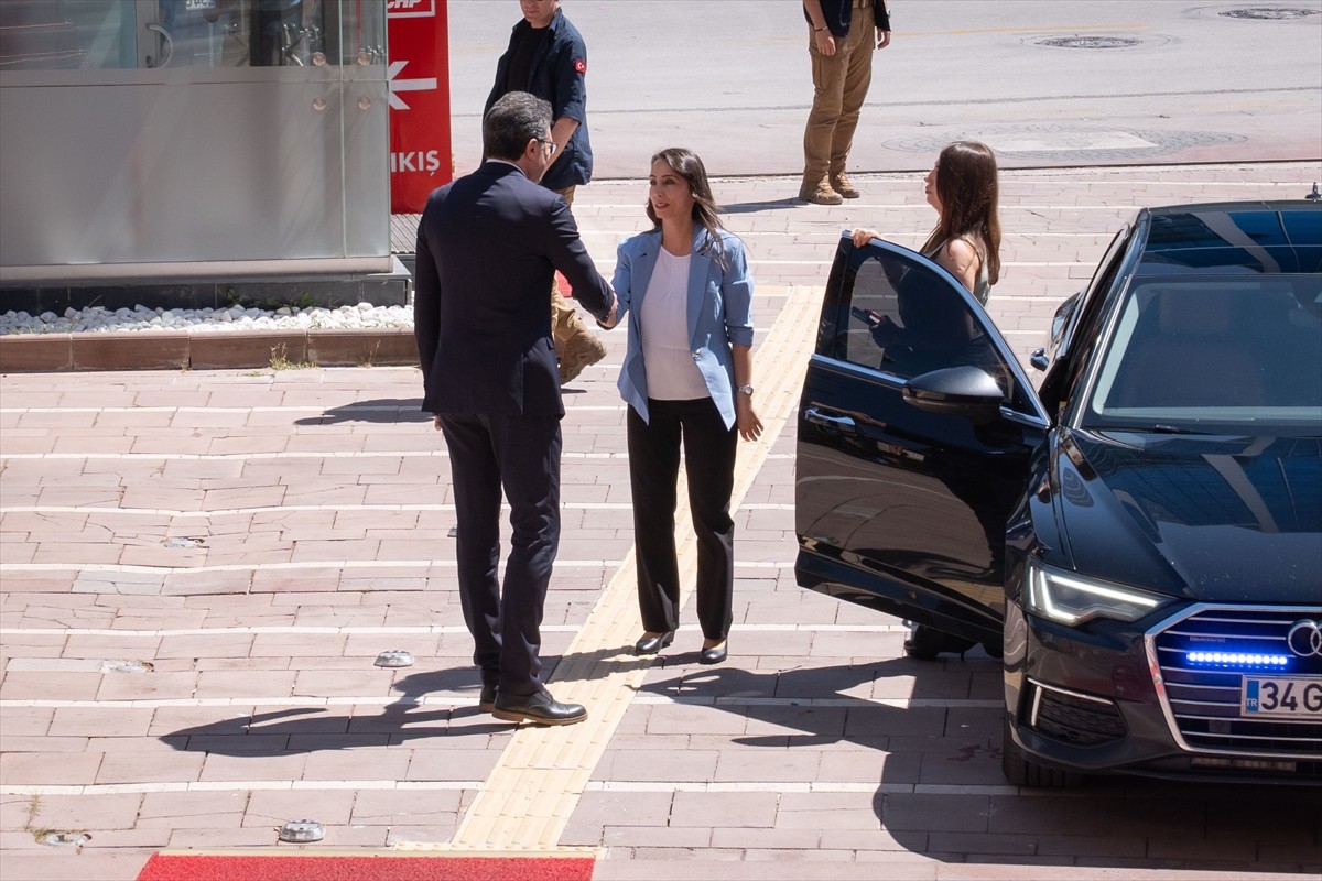 CHP Genel Başkanı Özgür Özel, parti genel merkezinde, DEM Parti Eş Genel Başkanı Tülay...