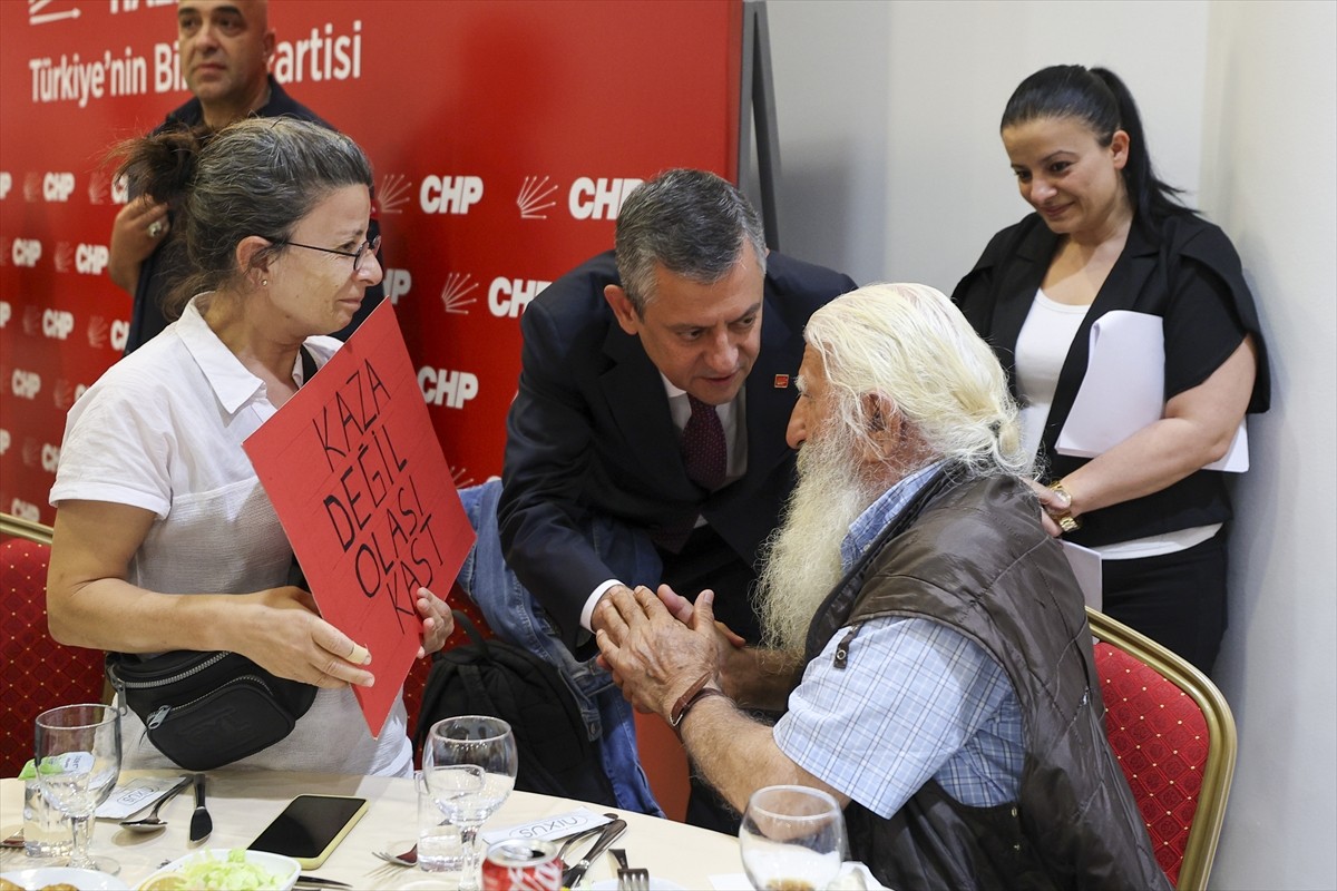 CHP Genel Başkanı Özgür Özel, partisinin genel merkezinde düzenlenen Mağdur Aileler Buluşması'na...