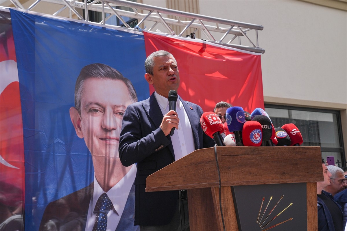 CHP Genel Başkanı Özgür Özel, partisinin İzmir İl Başkanlığı önünde konuşma yaptı. 