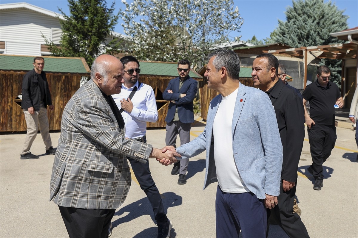 CHP Genel Başkanı Özgür Özel (sol 2), başkentte parkları ve sosyal tesisleri gezerek vatandaşlarla...