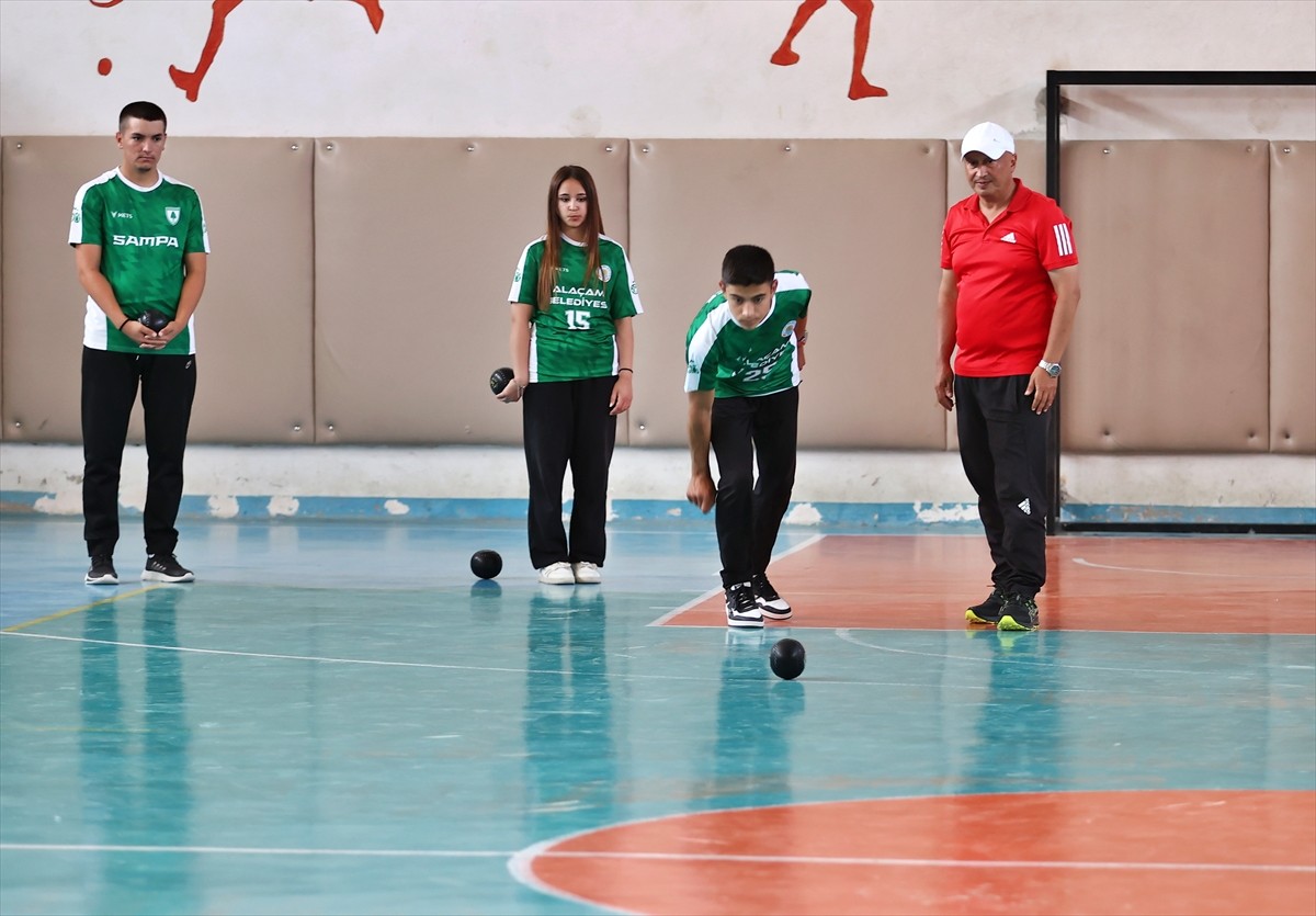 Çim Topu Milli Takımı'nda yer almaya hak kazanan Yusuf Emre Boyun (solda) ve Umut Can İleri (sağ...