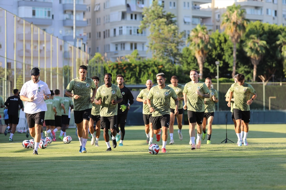 Corendon Alanyaspor, 2025-2026 sezonu hazırlıklarına teknik direktör Joao Pereira yönetiminde...