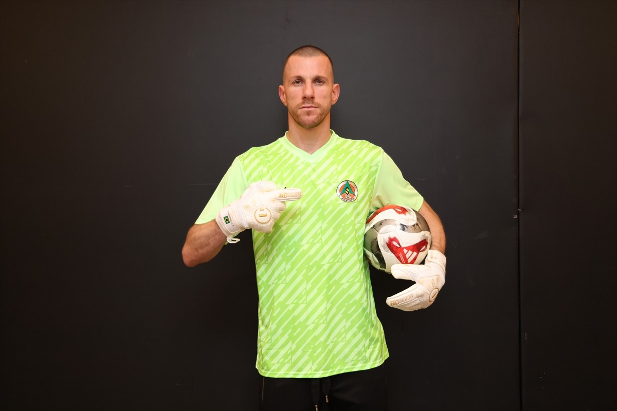  Corendon Alanyaspor, Brezilyalı kaleci Paulo Victor ile 1+1 yıllık sözleşme imzaladı.  