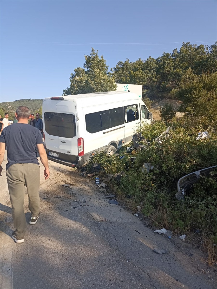  Çorum'un Laçin ilçesinde yolcu minibüsü ile otomobilin çarpışması sonucu 11 kişi...