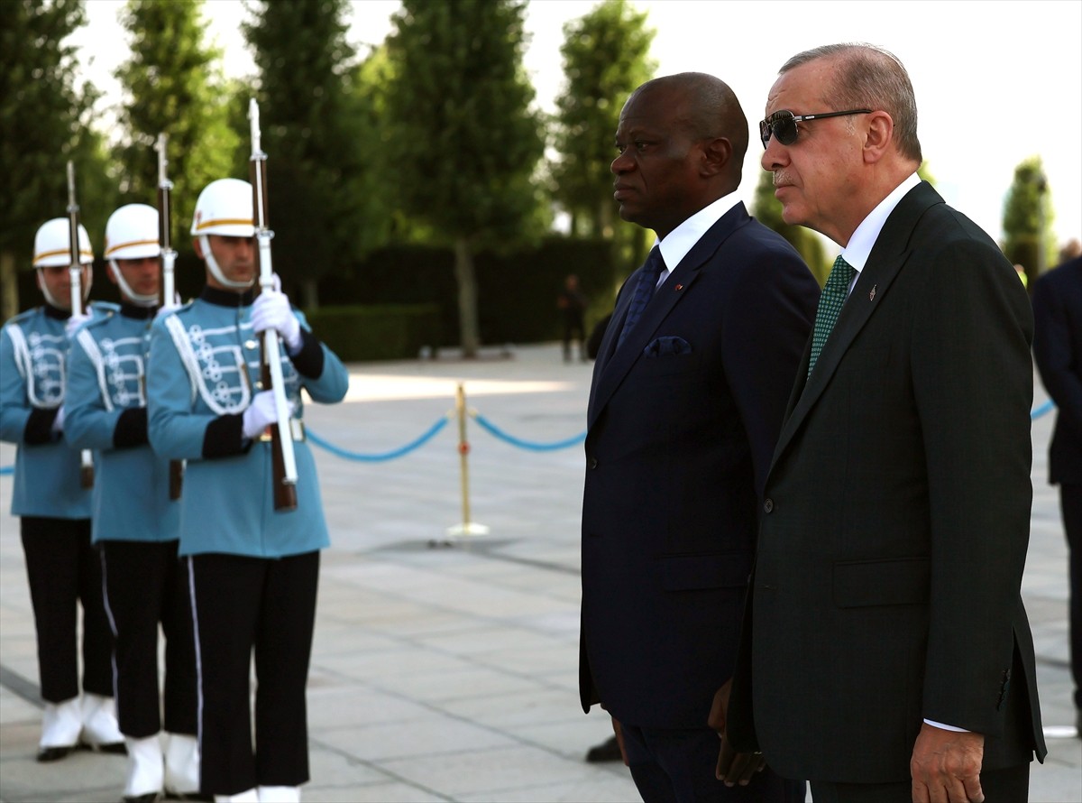 Cumhurbaşkanı Recep Tayyip Erdoğan (solda), Türkiye'ye resmi ziyarette bulunan Gabon Cumhurbaşkanı...
