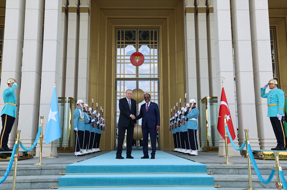 Cumhurbaşkanı Recep Tayyip Erdoğan, Somali Cumhurbaşkanı Hasan Şeyh Mahmud'u resmi törenle...